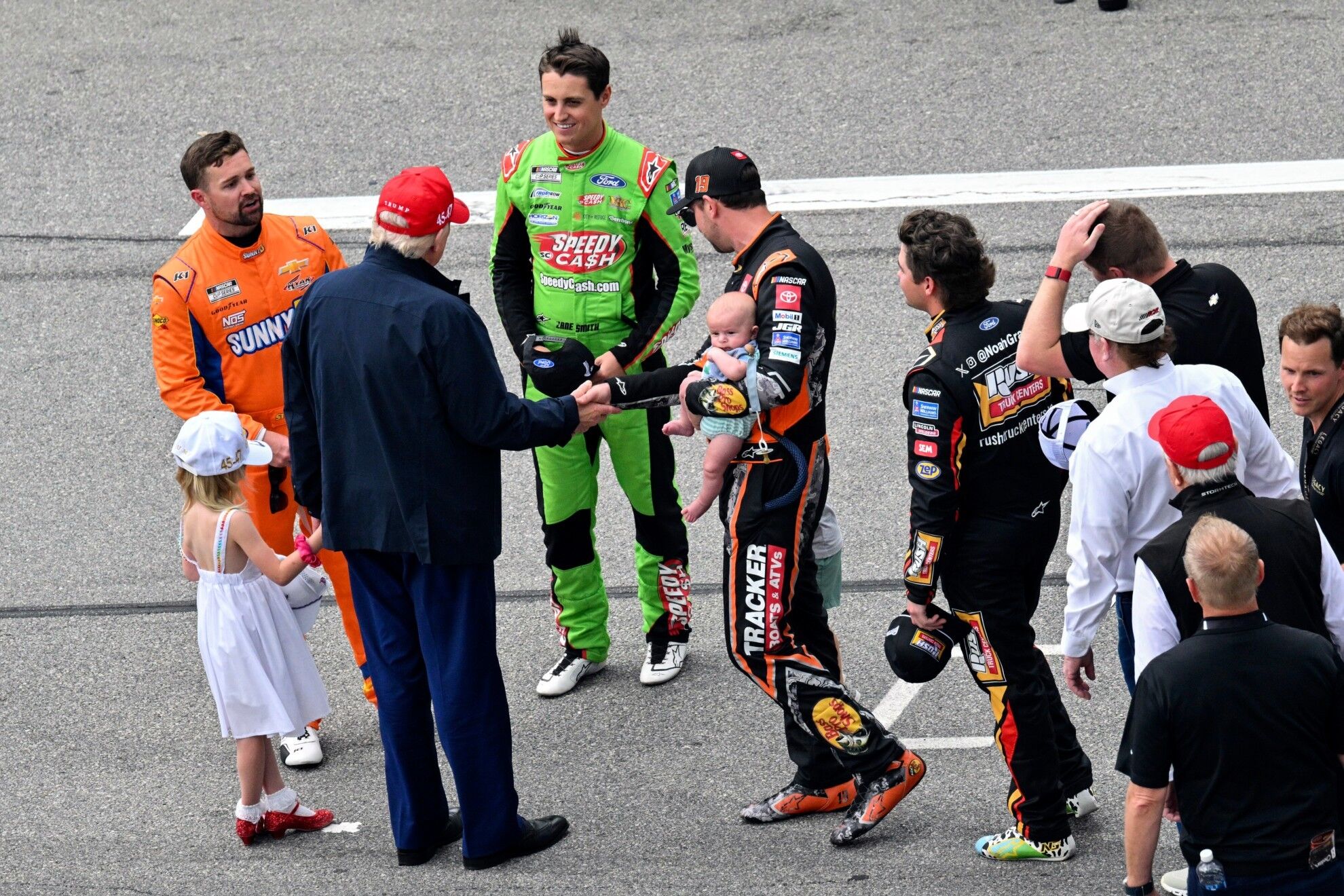 Donald Trump estuvo presente en las 500 millas de Daytona, y salud� a los pilotos que compiten en una de las carreras m�s prestigiosas de Estados Unidos.