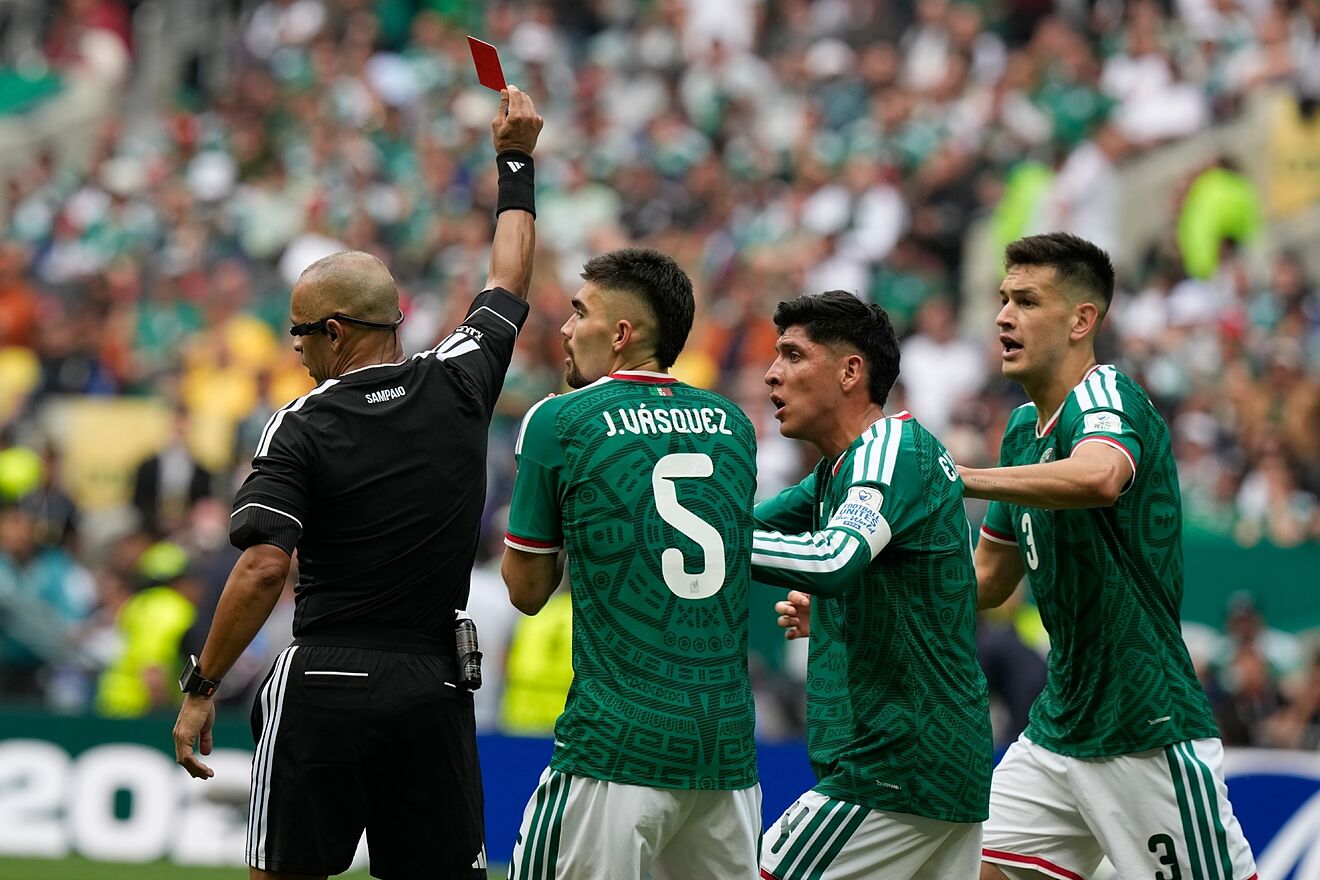 El árbitro brasileño Wilton Sampaio expulsa al mexicano César...