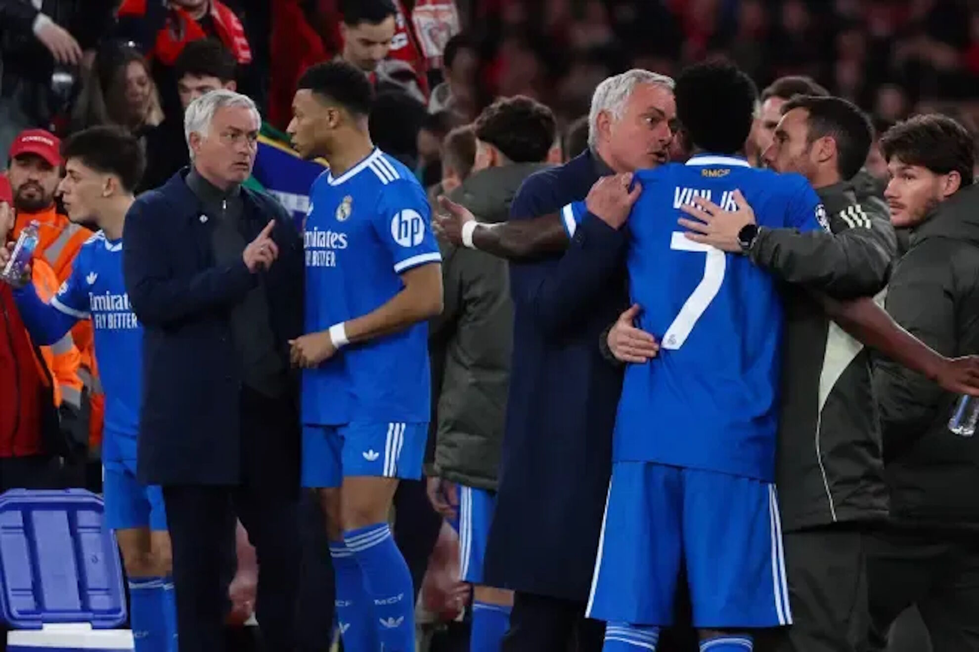 Mourinho durante el partido en el Bernab�u.