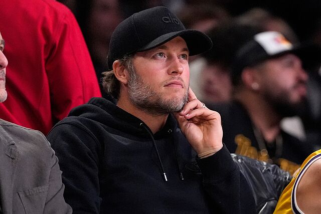 Matthew Stafford asiste a un partido de Los Angeles Lakers en 2026.