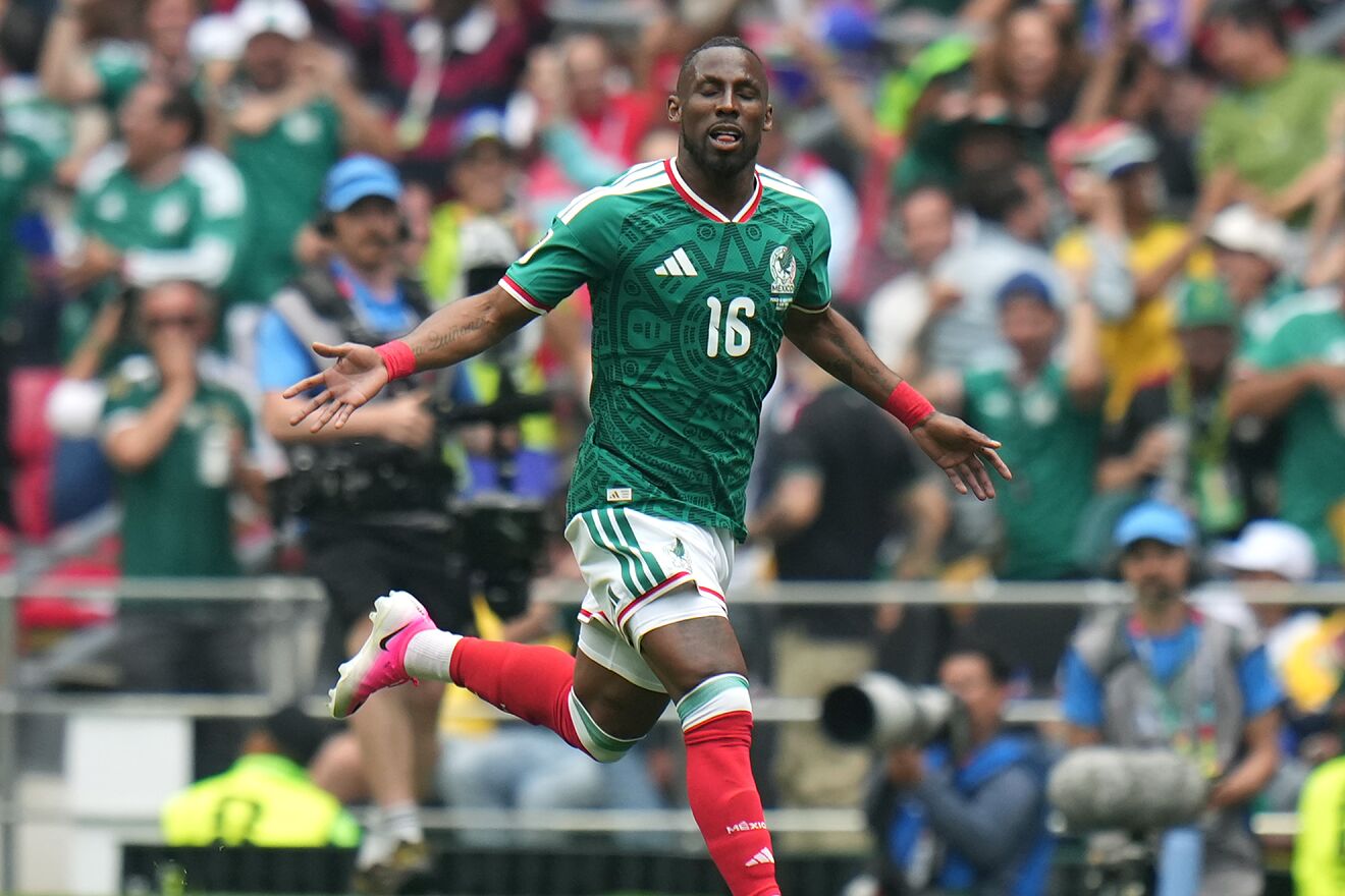Julián Quiñones celebra haber marcado un gol para México, el...