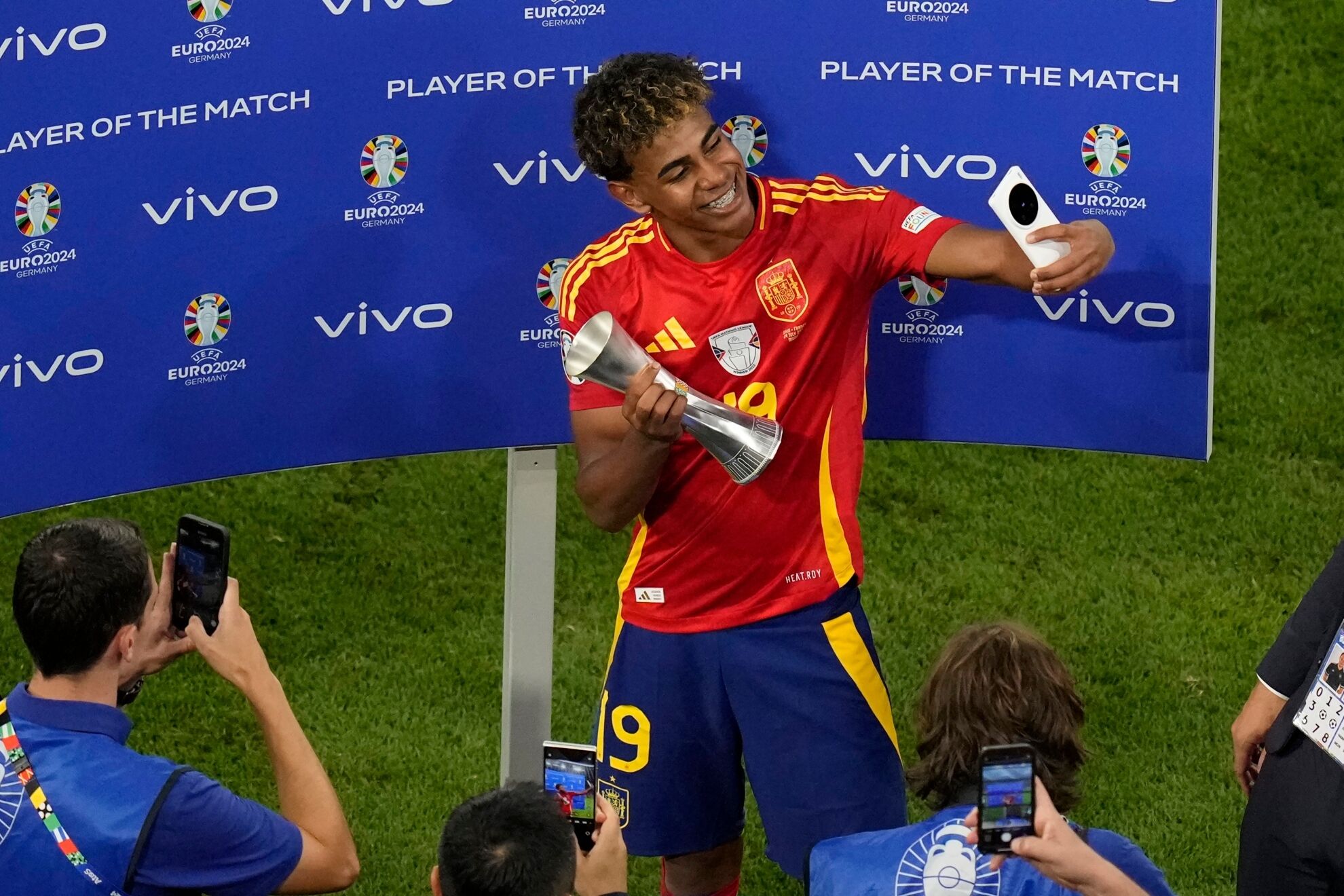 Yamal sigue siendo un ni�o, pero en la cancha es un genio.