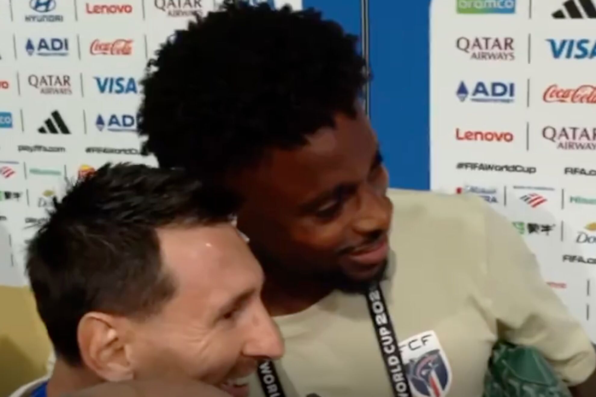 Messi es interrumpido por jugadores de Cabo Verde tras el partido en un momento inolvidable