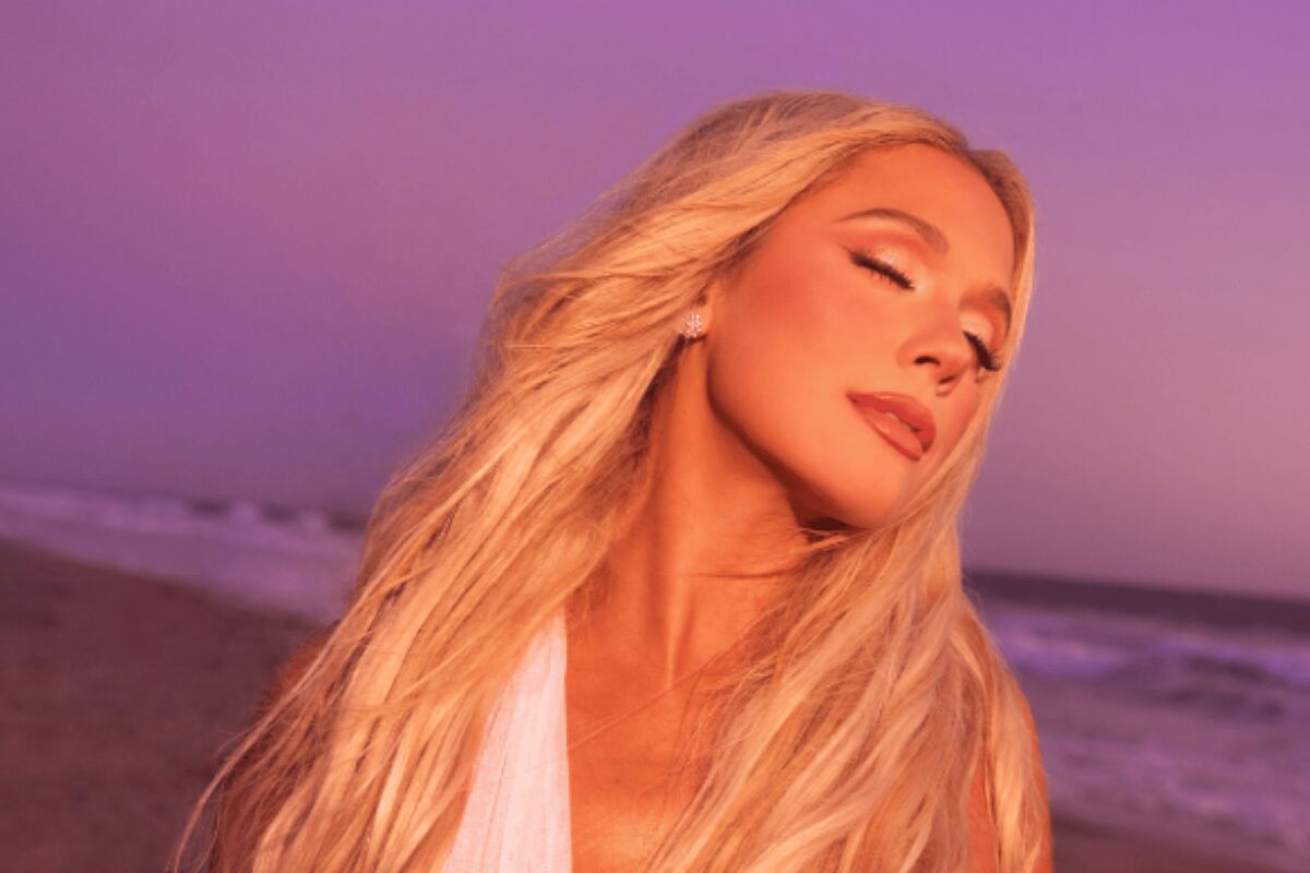 Megan Moroney arrasa en Instagram con su última foto en la playa