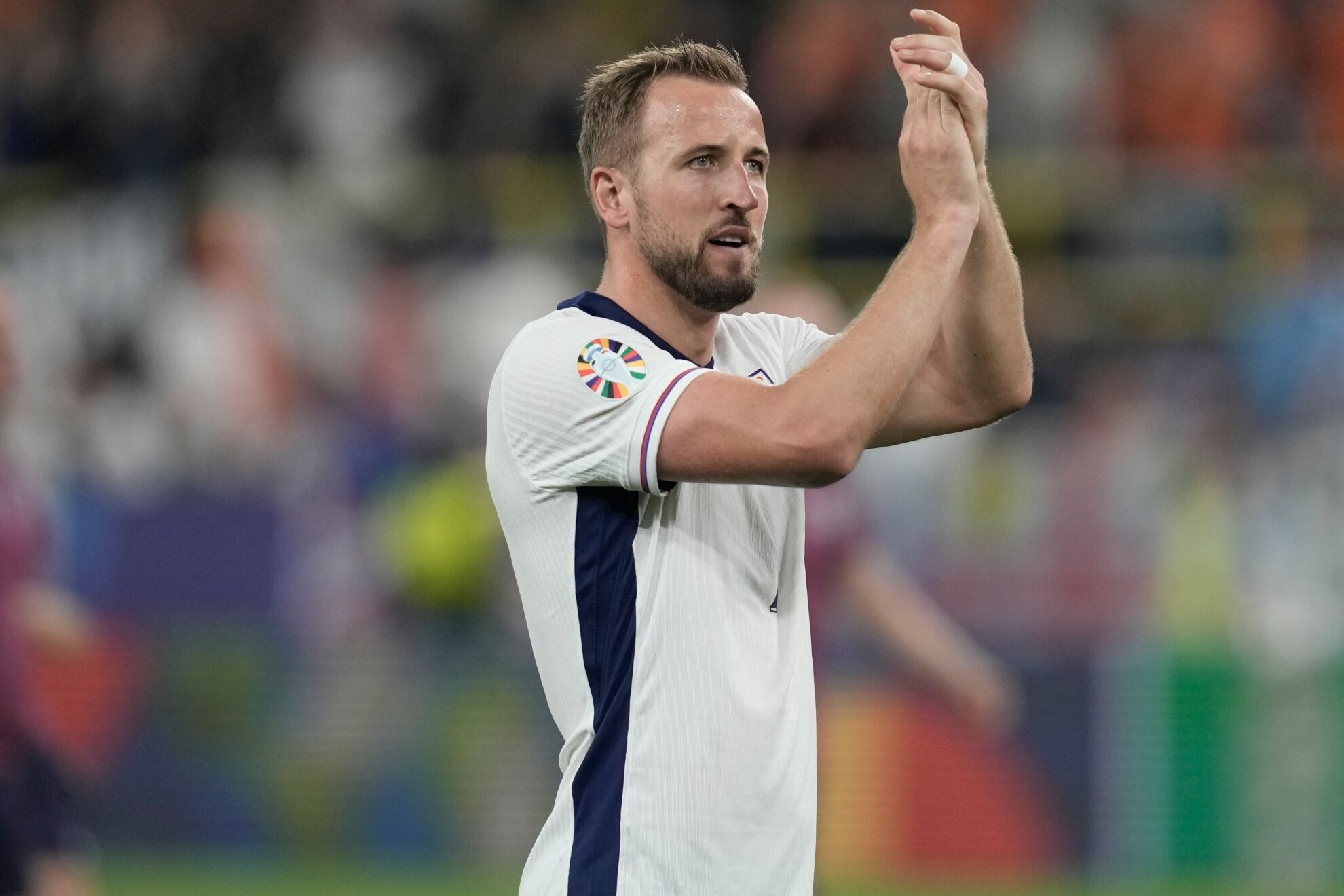 Harry Kane aplaude a la afici�n tras la victoria ante Pa�ses Bajos