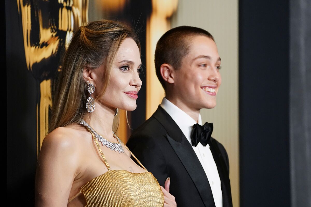 El hijo de Angelina Jolie honra a su madre con un atrevido peinado que ella lució en "Playing by Heart" en 1998