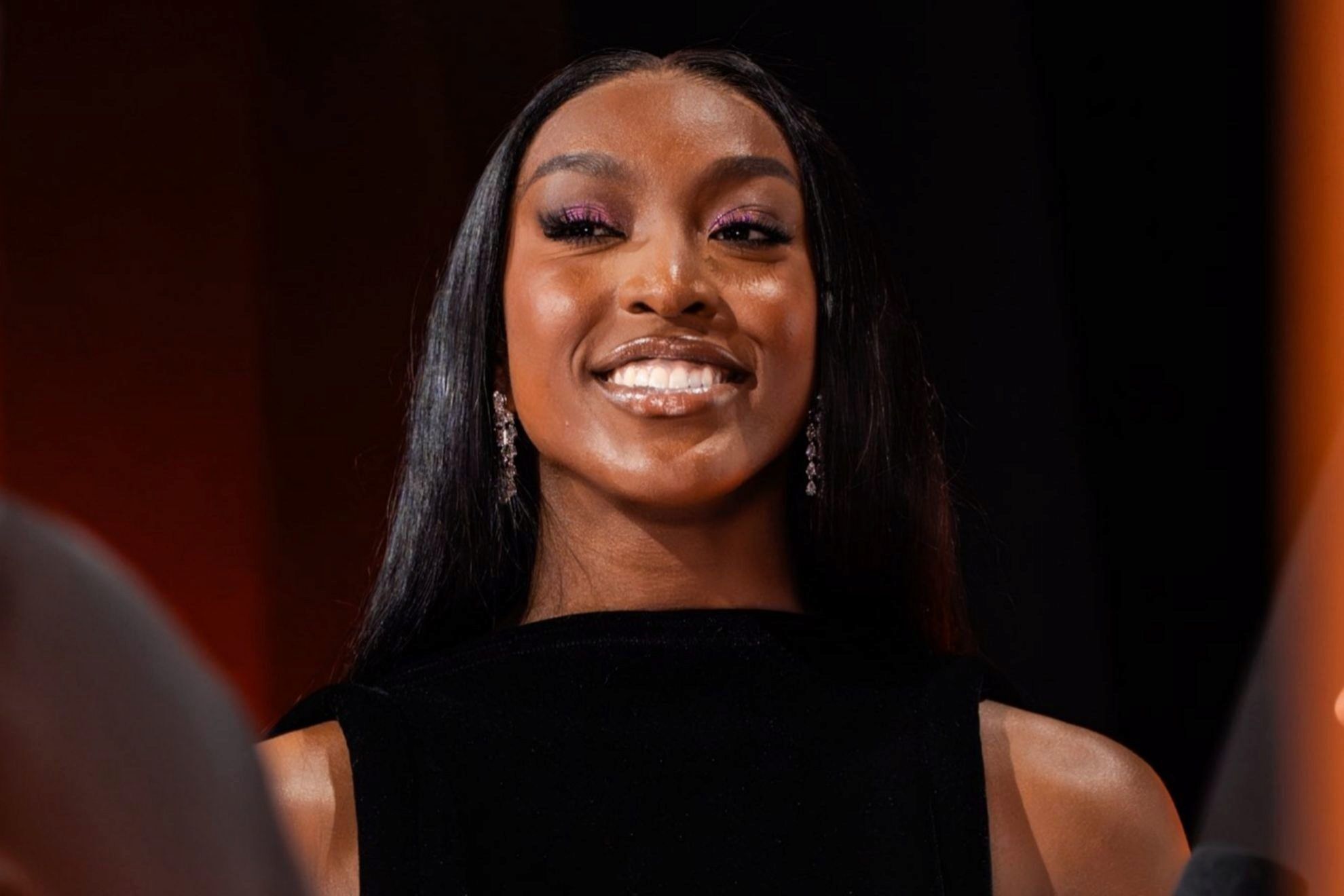 El hermano menor de Flaujae Johnson termina en el escenario tras robarse el protagonismo en el Draft de la WNBA