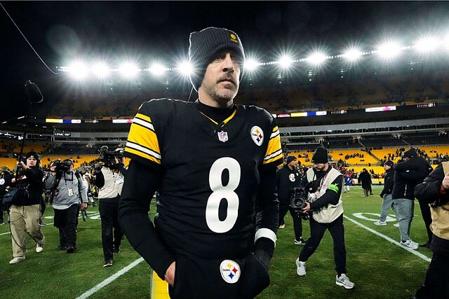 Aaron Rodgers genera reacciones por su inusual mirada