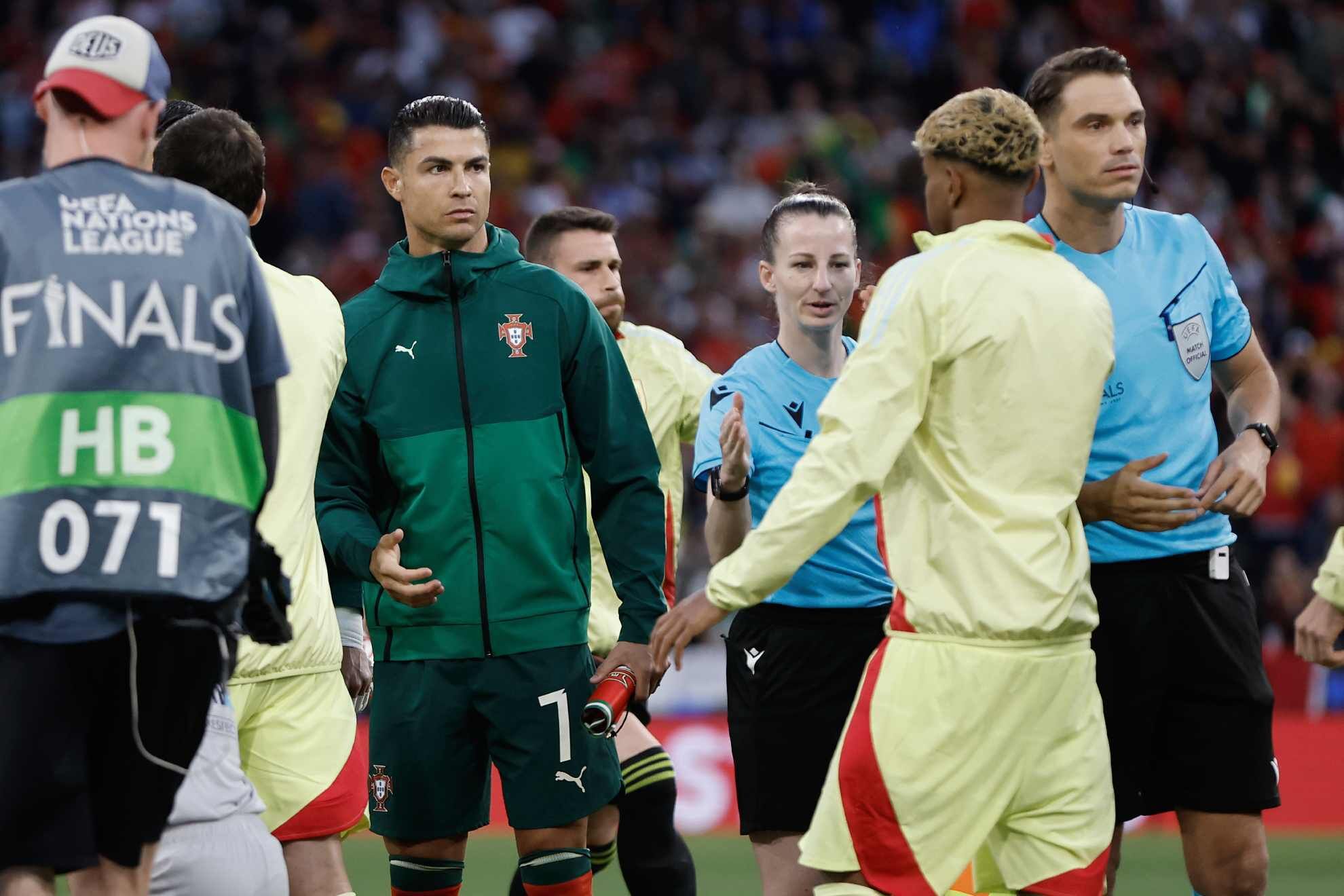 Cristiano Ronaldo saluda a Lamine Yamal en la final de la Nations League /