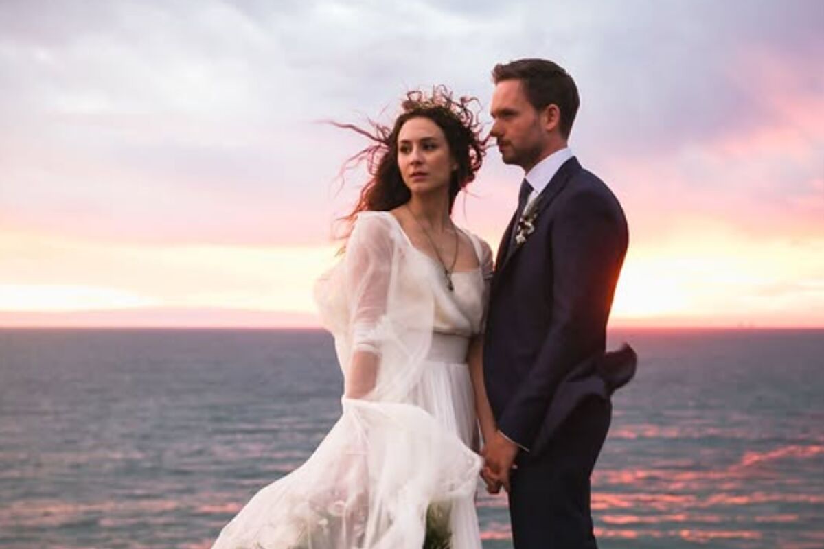 Troian Bellisario sorprende a todos con una foto desnuda para celebrar su 40 cumpleaños