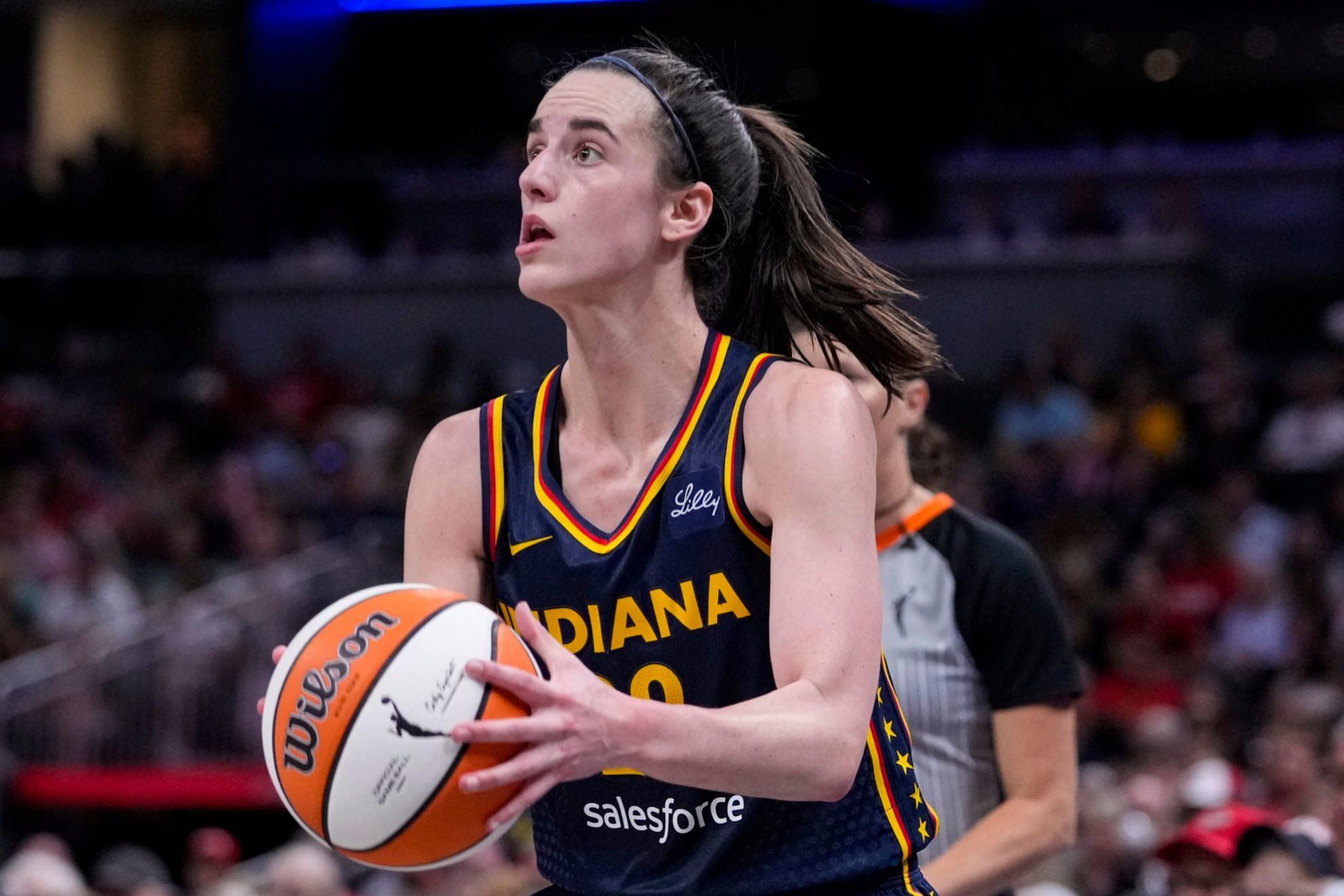 Caitlin Clark jugando para las Indiana Fever.